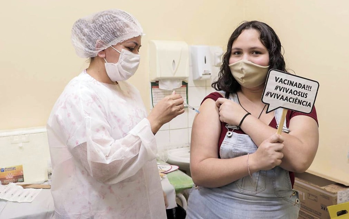 Ministério da Saúde pede suspensão de vacinação de adolescentes